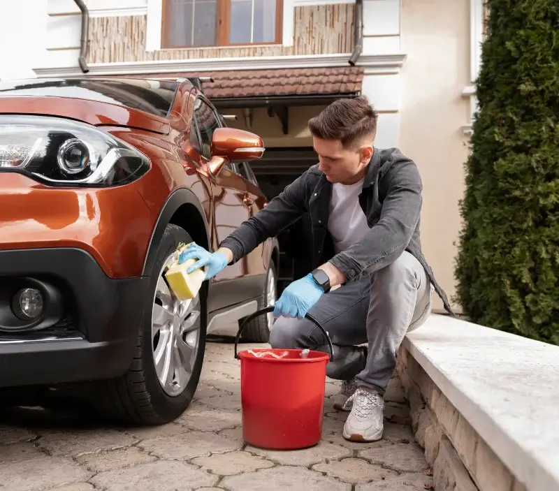 Lavage auto à domicile Courcelles-le-Roi : professionnel intervenant sur un véhicule